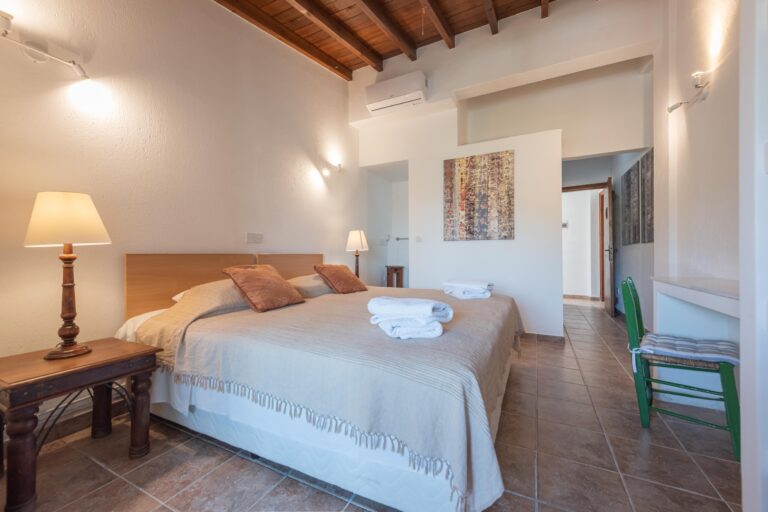 Rustikales Doppelzimmer mit Holzmöbeln und warmem Licht – ideal zum Entspannen