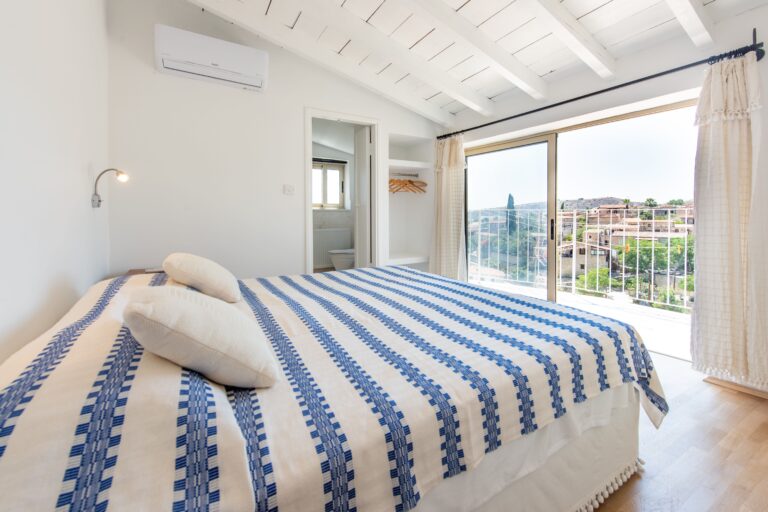 Gemütliches Schlafzimmer mit traditionellem Design und weitem Blick über das Dorf Tochni