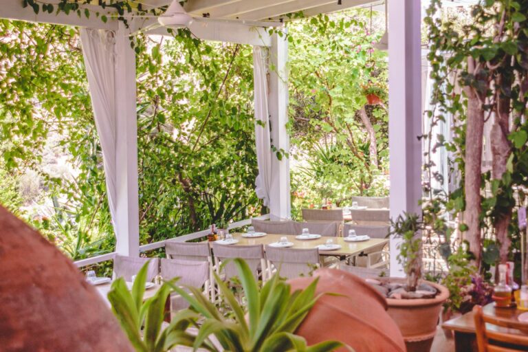 Überdachte Terrasse mit mediterranem Flair – der perfekte Ort zum gemeinsamen Essen und Verweilen