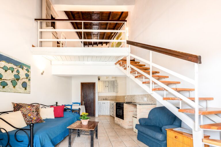 Offenes Apartment mit Galerie, Sitzecke und Küchenzeile – mediterraner Rückzugsort