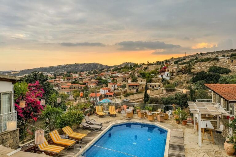 Poolterrasse mit Aussicht auf das zypriotische Bergdorf – Entspannung mit Ausblick