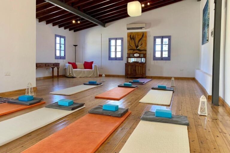 Geräumiger Yogaraum mit Matten und gemütlichem Licht – Raum für Bewegung und Einkehr