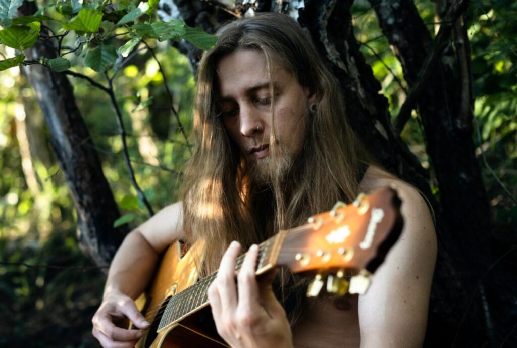 Hiege mit Gitarre
